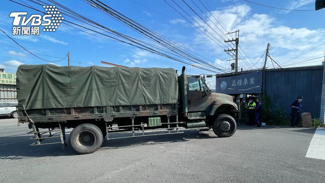 軍用卡車右轉撞車。(圖/TVBS)