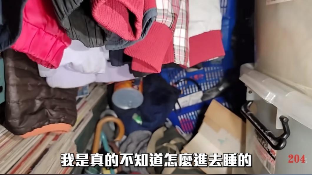 凶嫌撿雜物堆到房間都進不去。(圖/翻攝自204檔案YouTube頻道,204檔案授權使用)