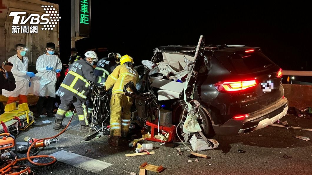 聯結車追撞停內線!BMW閃避不及再撞 噴飛路肩成廢鐵