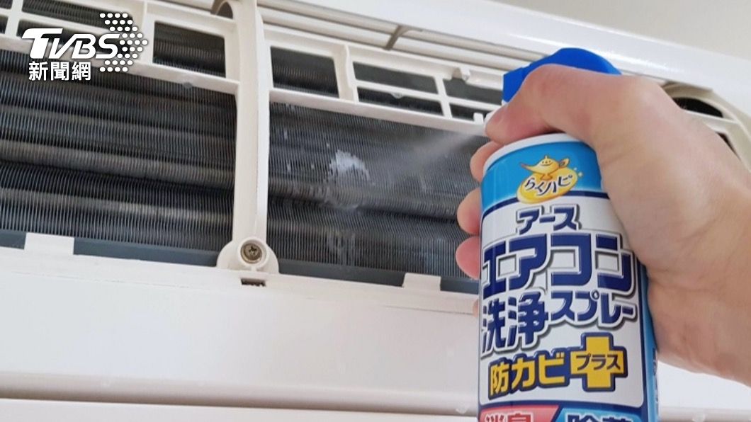 使用免水洗冷氣清洗劑，以約5公分的距離對準冷排緩慢上下移動噴灑。（圖／486提供）