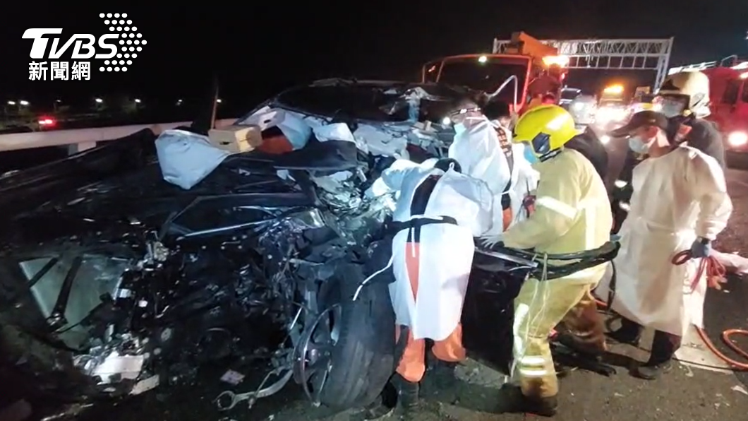 BMW休旅車嚴重扭曲變形。(圖/TVBS)