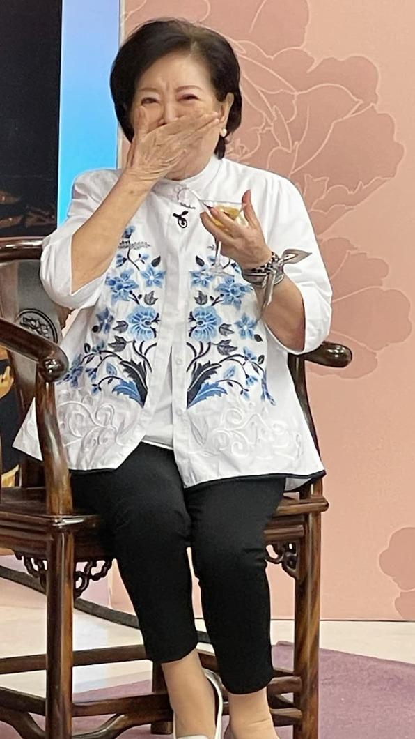 陳淑芳偶爾還是能坐著講話。(圖/翻攝自陳淑芳臉書)