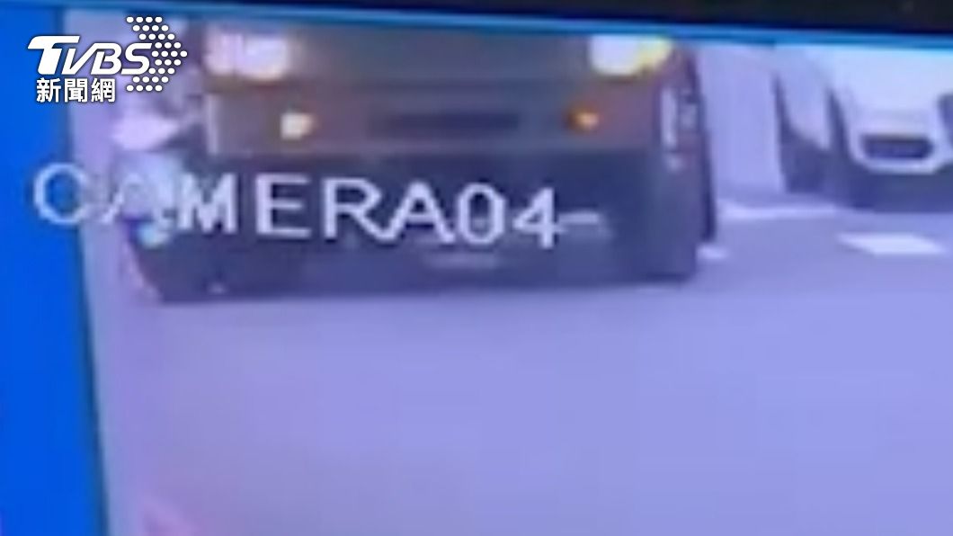 三峽兩死車禍影像曝!軍用卡車撞倒母女未察覺 輾壓人車