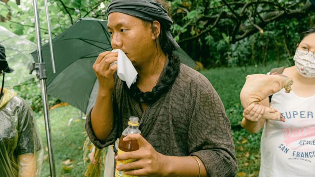 阿翰說每次啃完生豬肉都要用蘋果西打漱口。(圖/翻攝自阿翰po影片臉書)