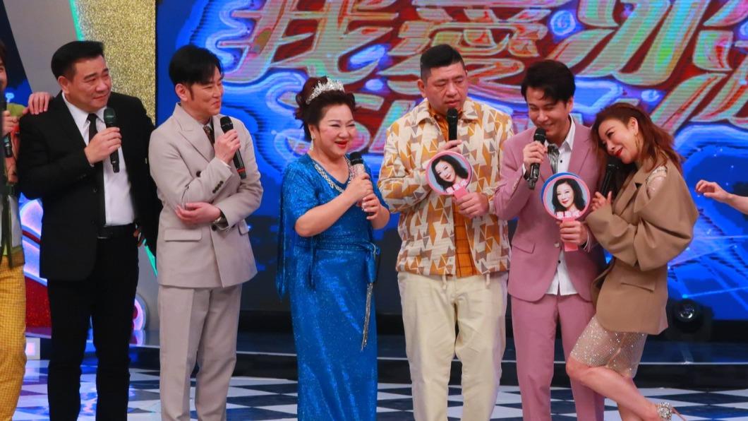 楊繡惠(圖右)坦言,班底就像家人一樣,讓她超喜歡《我愛冰冰Show》。(圖/翻攝自我愛冰冰Show臉書)