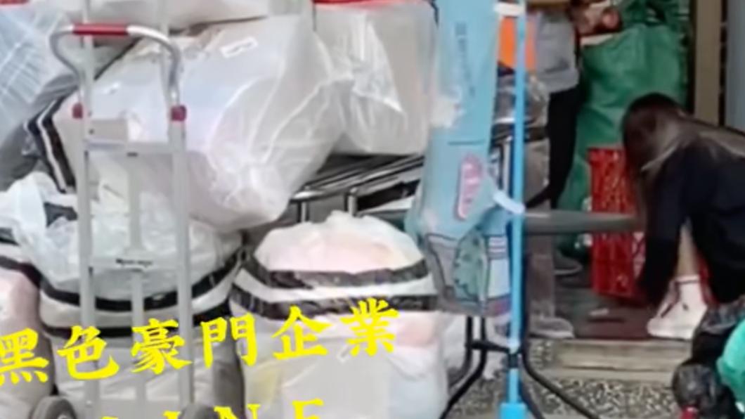 黑衣女子在旁翻找貨物。(圖/翻攝自黑色豪門企業臉書)