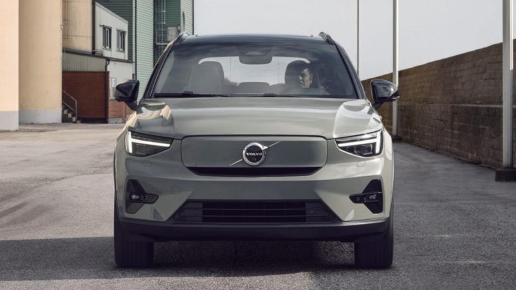 XC40 Recharge新車,與小改燃油版車型有相同車頭設計。(圖/翻攝自Volvo官網)