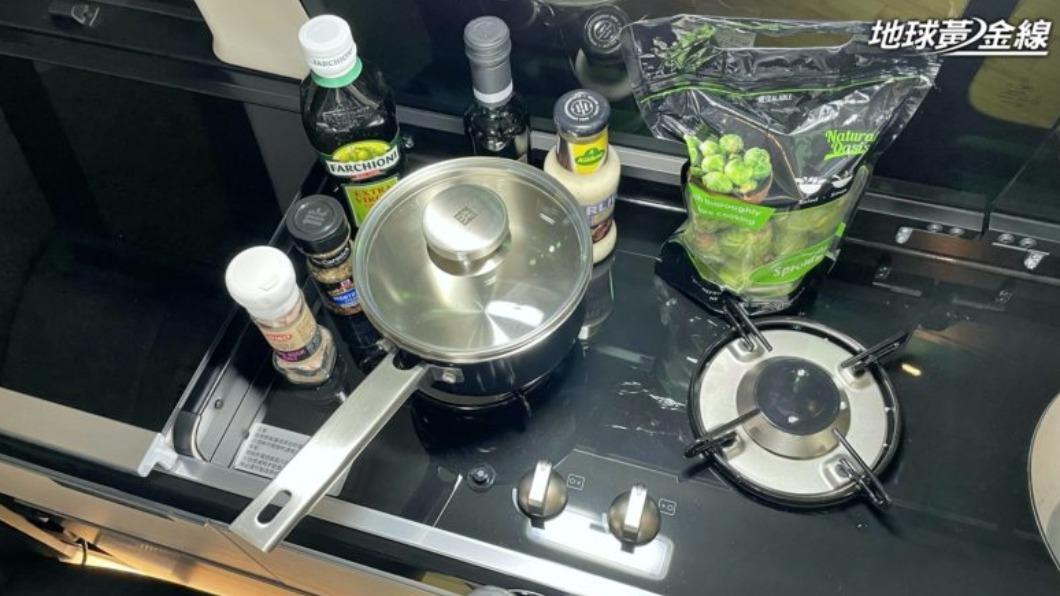 廚房內有雙口爐台以及流理台能夠用來清洗食材以及烹煮。（圖／地球黃金線）
