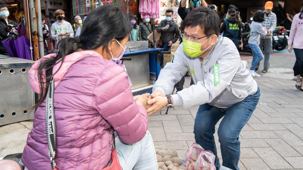 民進黨新北市長候選人林佳龍近期開始掃市場。(圖/林佳龍競辦提供)
