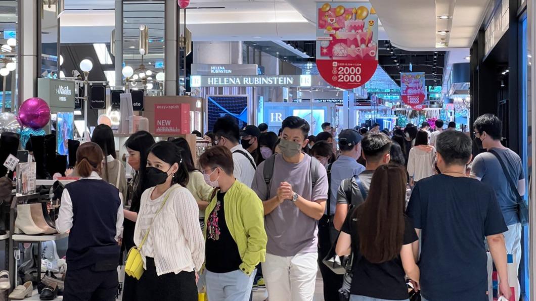 天冷助攻!百貨週年慶人潮增、彩妝業績回歸 4天賣2千條唇膏