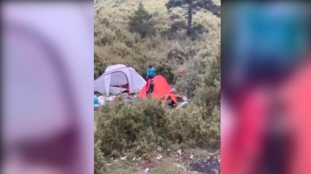 燃燒垃圾散發撲鼻臭味。(圖/翻攝自靠北登山大小事)