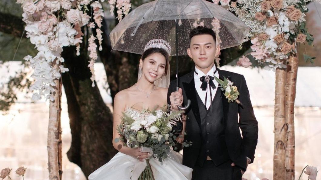 蕾菈身穿白色優雅婚紗，與老公湯宇甜蜜合照。（圖／翻攝自蕾菈IG）