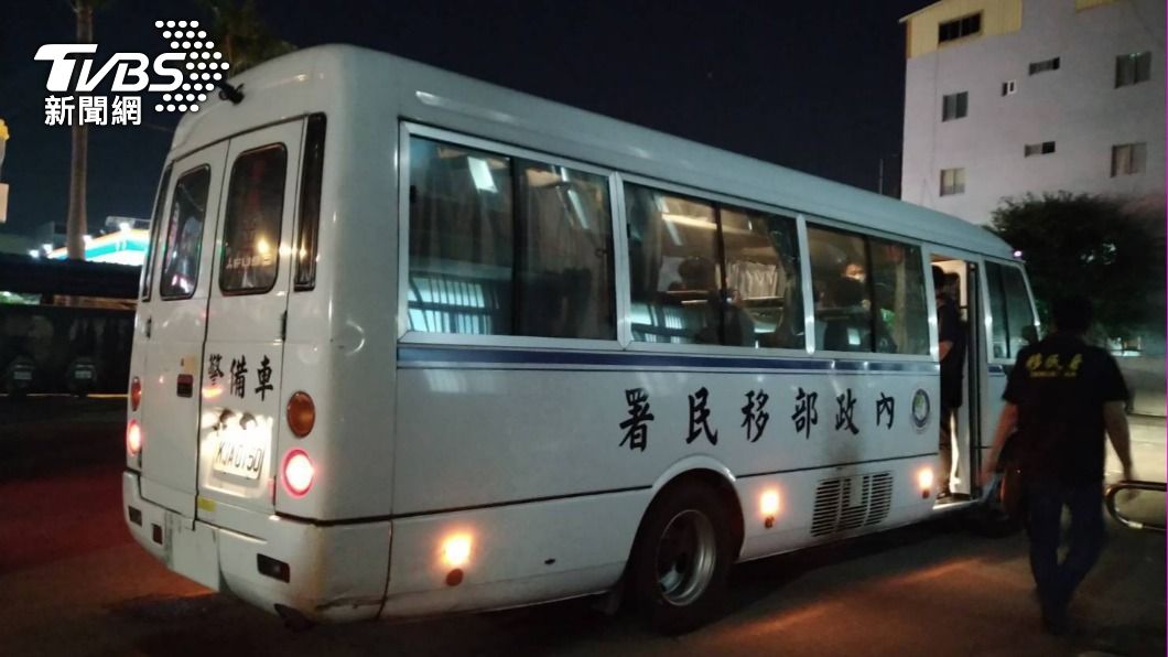 移民署專勤人員帶回20多名非法移工。(圖/TVBS)