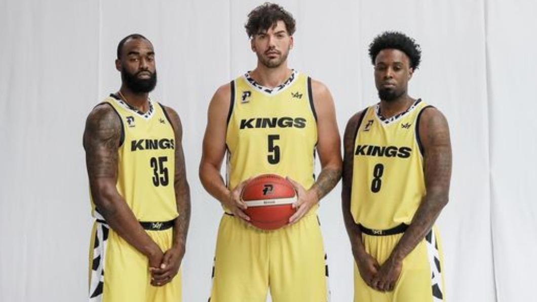 國王隊新賽季的3名洋將都具NBA資歷,包括夏姆斯(DaJuan Summers)、牧倫斯(Byron Mullens)、傑梅洛(Jamel Artis)。(圖/翻攝自 臉書新北國王 New Taipei Kings)