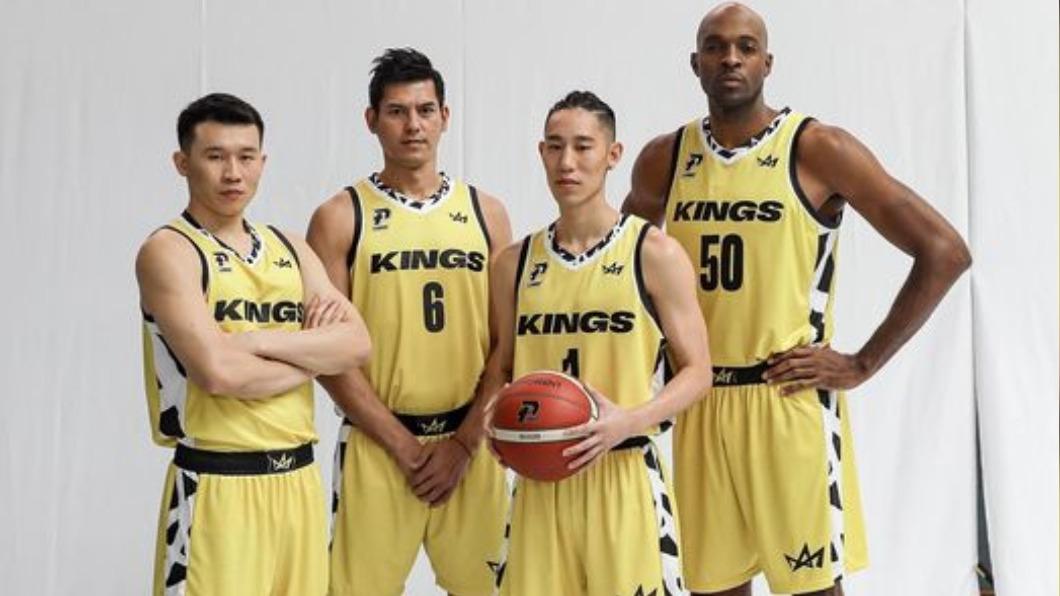 國王隊「本土四巨頭」指揮官李愷諺、年度MVP「阿美族戰士」楊敬敏、聯盟頂尖後衛林書緯、禁區門神戴維斯(Quincy Davis III)。(圖/翻攝自 臉書新北國王 New Taipei Kings)
