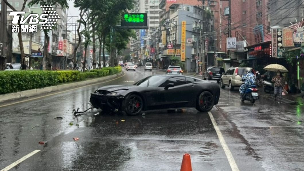 「老公,不要跟他玩!」跑車雨天自撞 女嗲聲提醒網歪樓