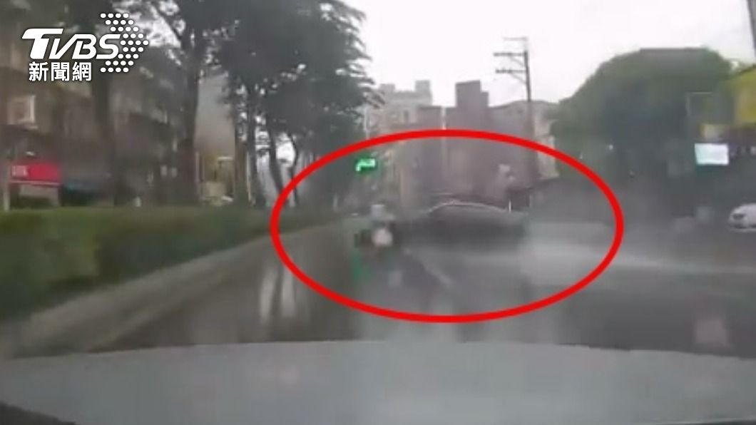黑車撞上中央分隔島。(圖/翻攝Facebook●【爆廢公社公開版】●)