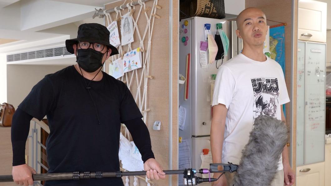 杜汶澤(左)假扮成工作人員卻沒被認出。(圖/公視提供)