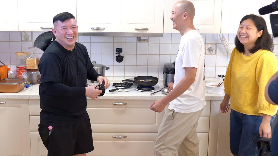 杜汶澤(左)與同為在台港人的家庭相談甚歡。(圖/公視提供)