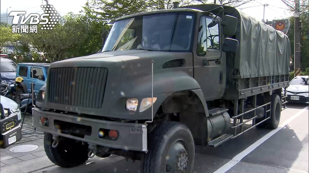 三峽一對母女騎機車與軍卡擦撞,雙雙傷重不治。(圖/TVBS)
