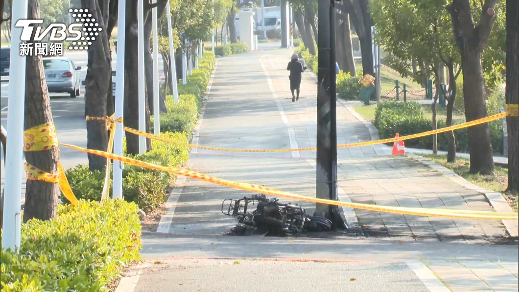 洪男將葉男放置在機車腳踏板上,載到停車場點燃汽油活活燒死。(圖/TVBS)