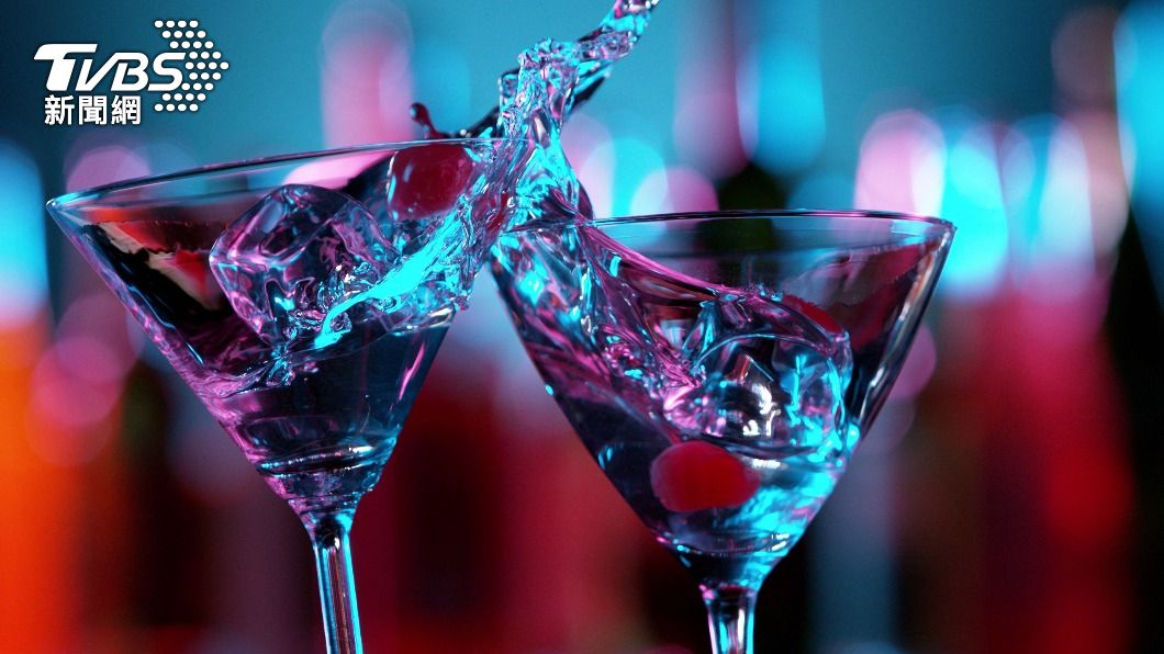 人妻長期借酒澆愁,最終因罹患肝癌病逝。(示意圖/shutterstock達志影像)