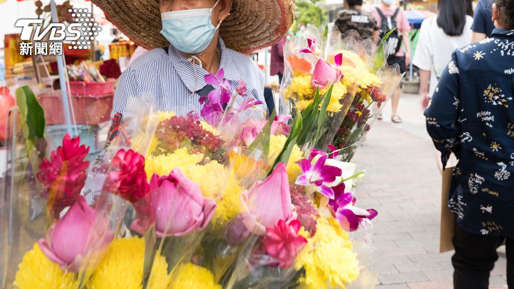 男子在凌晨遇到賣花的阿婆。(示意圖,非當事人/shutterstock達志影像)