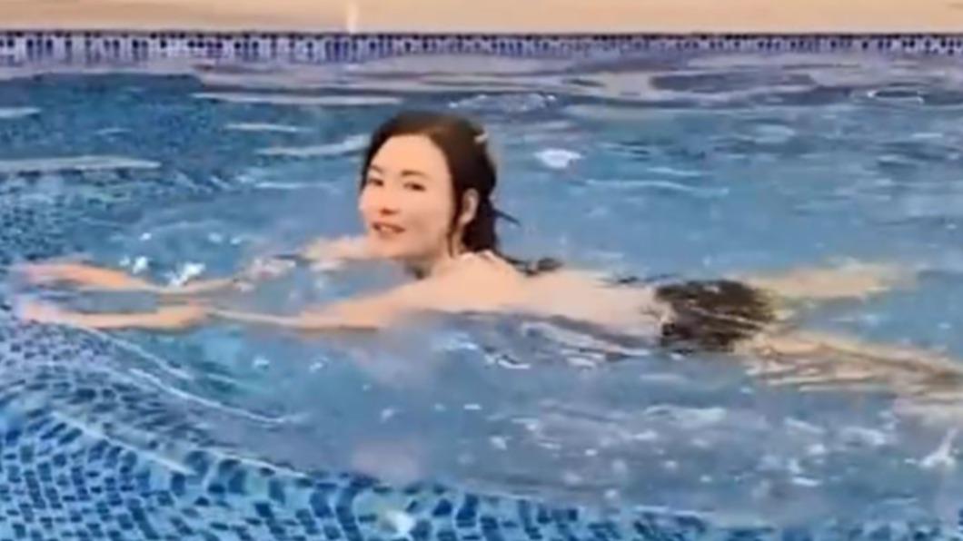 張柏芝曬出游泳影片,意外曝光素顏照。(圖/翻攝自「娛樂我最行」微博)