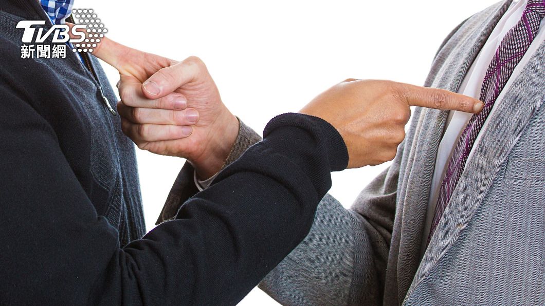 兩男相互疑問對方到底是誰。(示意圖,與當事無關/shutterstock達志影像)