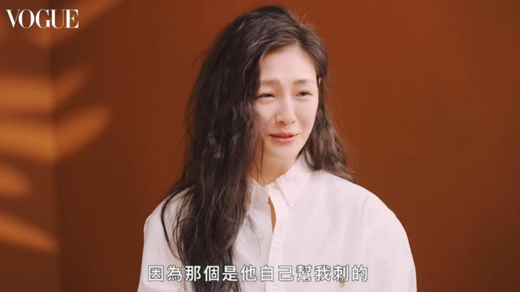 大S分享著具俊曄幫她刺青的過程。(圖/翻攝自《VOGUE》YouTube頻道)