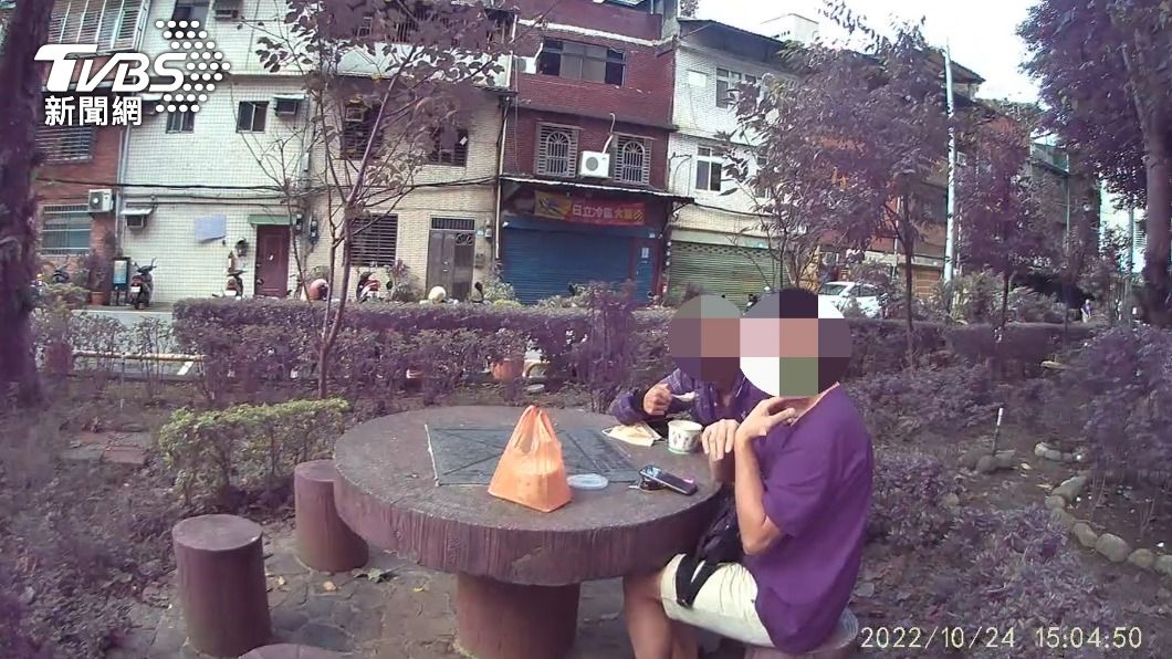 男公園悠哉吃豆花 見警車嚇到語塞 原來內褲裡藏這東西