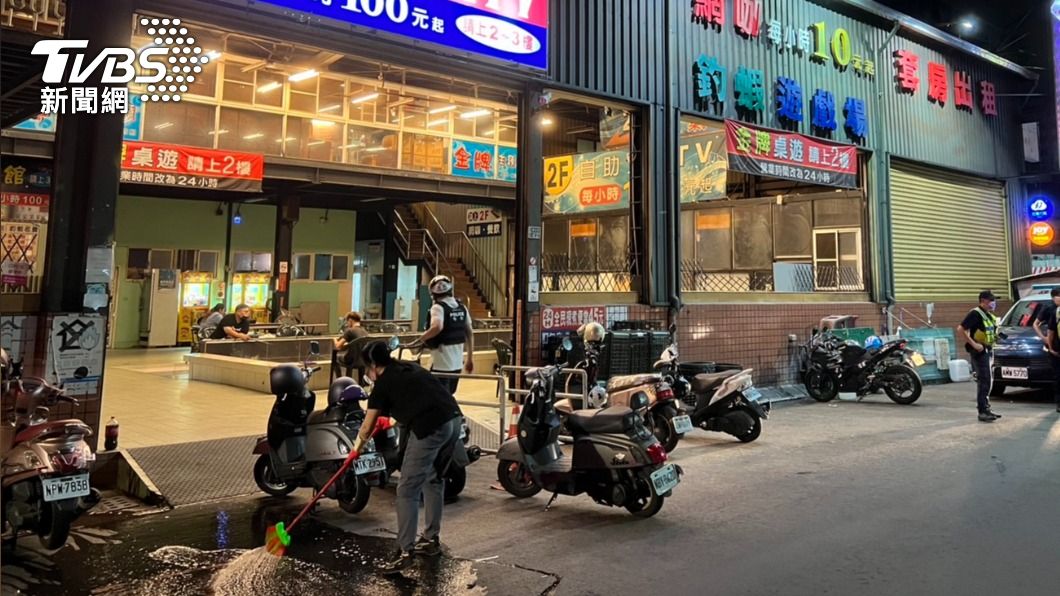 店家到外面清掃血跡。(圖/TVBS)