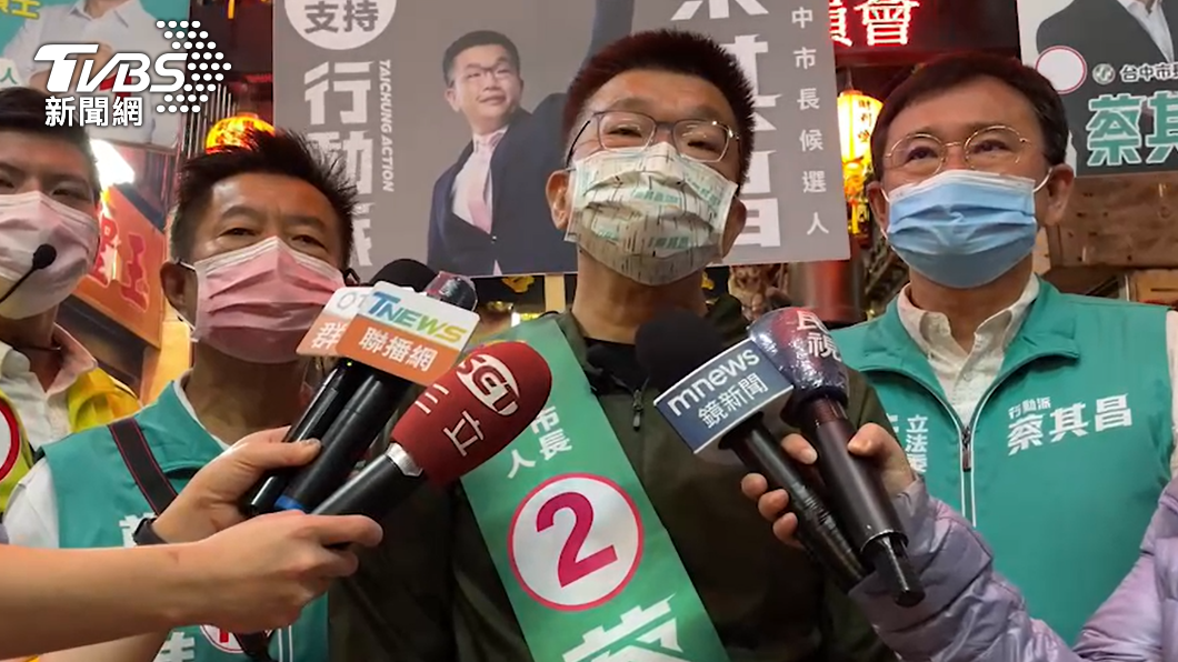 蔡其昌在第三市場掃街時受訪。(圖/蔡其昌團隊提供)