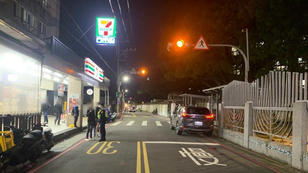 機車騎士疑似遭違停休旅車擋住視線，撞上行人後摔車慘死。（圖／民眾提供）