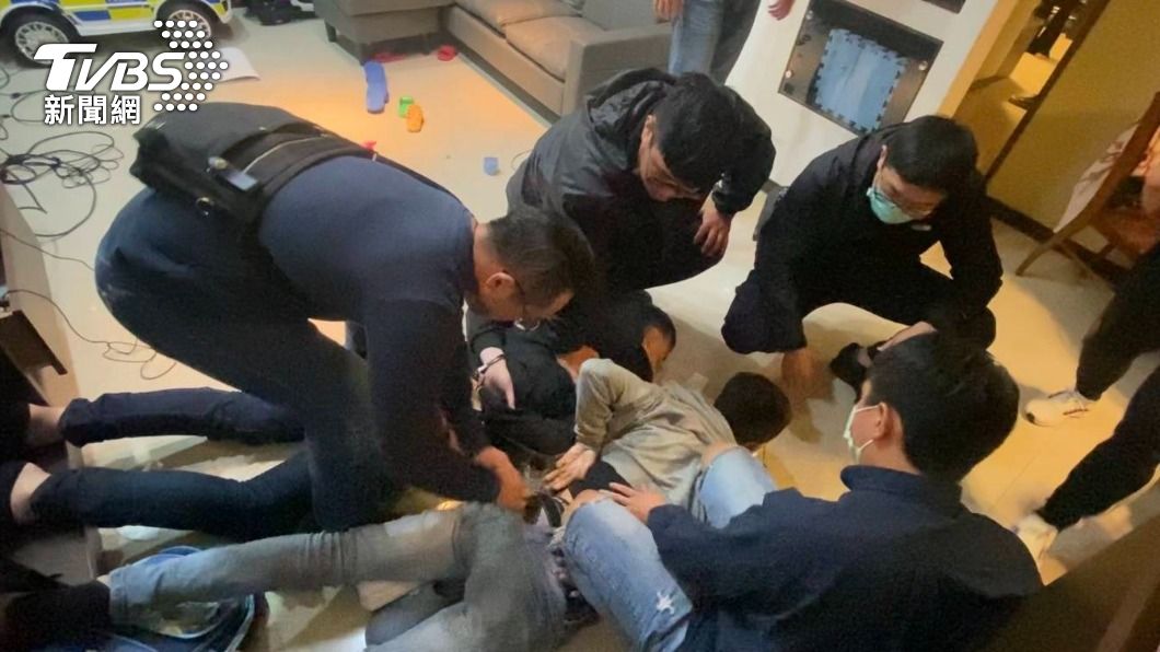 領錢太慢誤以為不還錢!男超商內遭雙刀猛砍 店員驚嚇2煞逃
