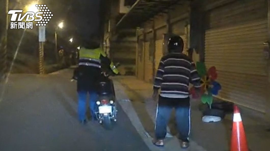 車沒電了!7旬翁清晨買早餐慘「顧路」 警暖推車助返家