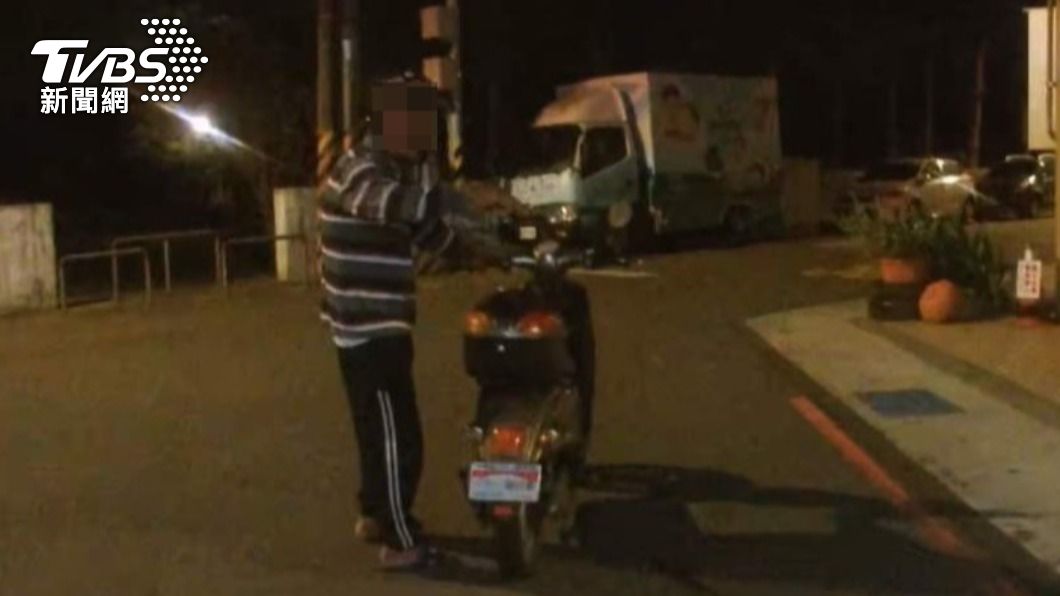 老翁清晨出門買早餐電動車卻沒電了。(圖/TVBS)