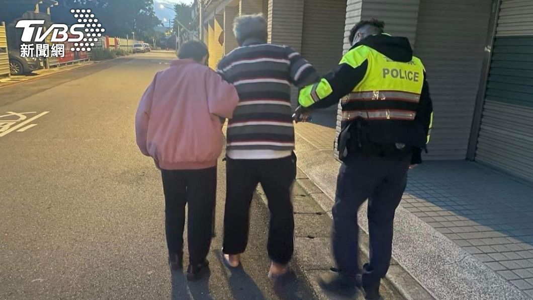 老翁最後在妻子及員警的攙扶下順利返家。(圖/TVBS)
