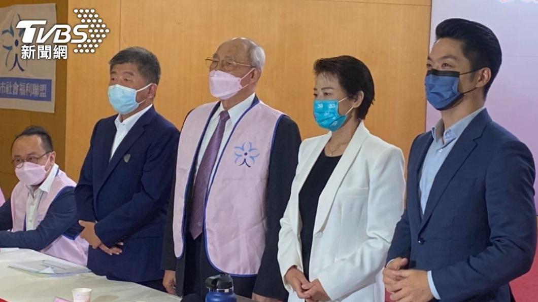 三名台北市長候選人蔣萬安、陳時中、黃珊珊今同台出席台北市社會福利聯盟「民間版社會福利政策白皮書發表會」。(圖/林至柔攝)
