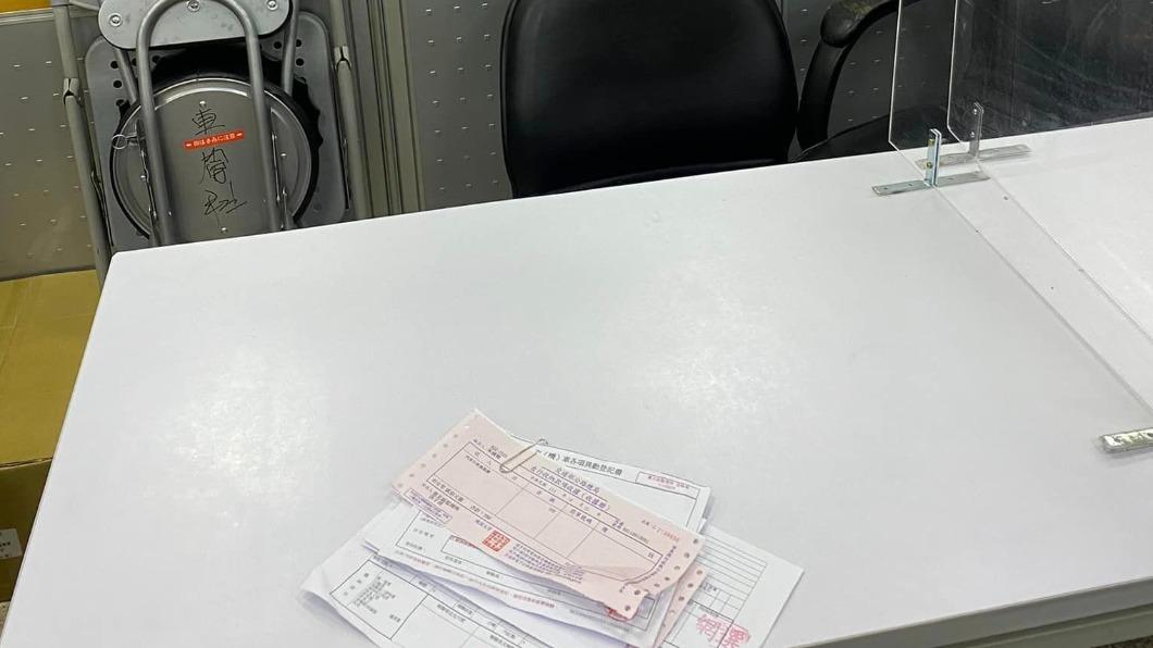 原PO透露,櫃檯人員就這樣「人不見了」。(圖/翻社自爆怨公社臉書)
