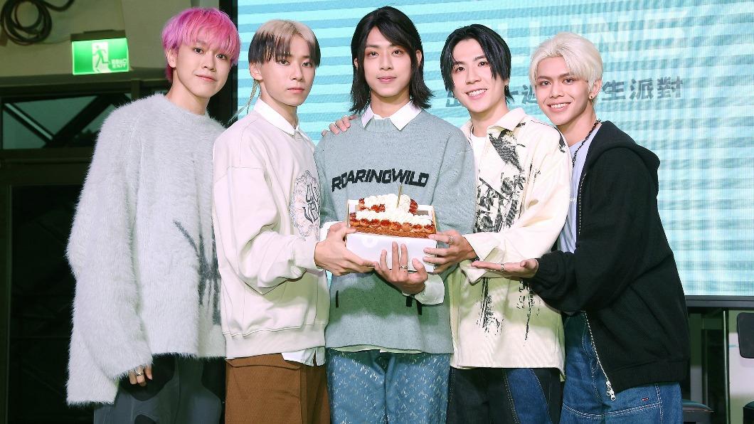 ALL IN 5舉辦出道一週年派對,同時也是裕城(中)22歲生日。(圖/必應創造提供)