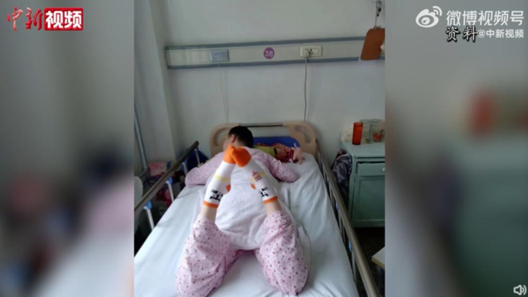 女兒現在不僅能活動腿部,還能開口喊一聲媽。(圖/翻攝自微博)