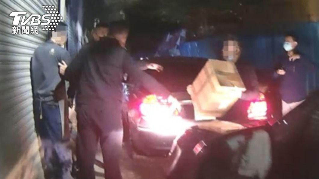 販毒集團成員於領取郵包時遭警方逮捕。（圖／TVBS）