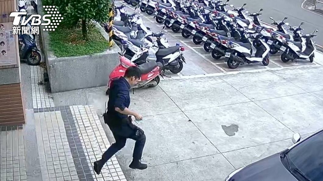 員警獲報後立即駕駛警車幫忙。(圖/TVBS)