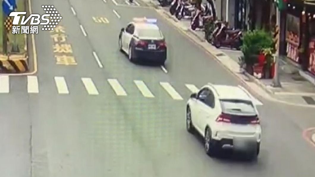 警車鳴笛協助開道。(圖/TVBS)