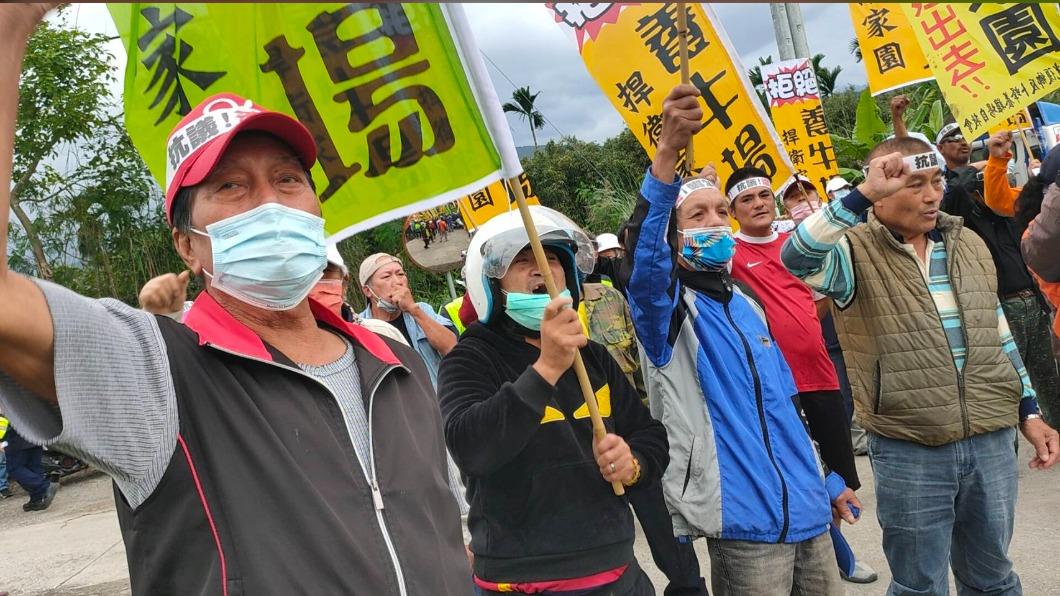 太巴塱部落族人擔心環境汙染,集結居民到養牛場抗議,高喊捍衛家園。(圖/TVBS)