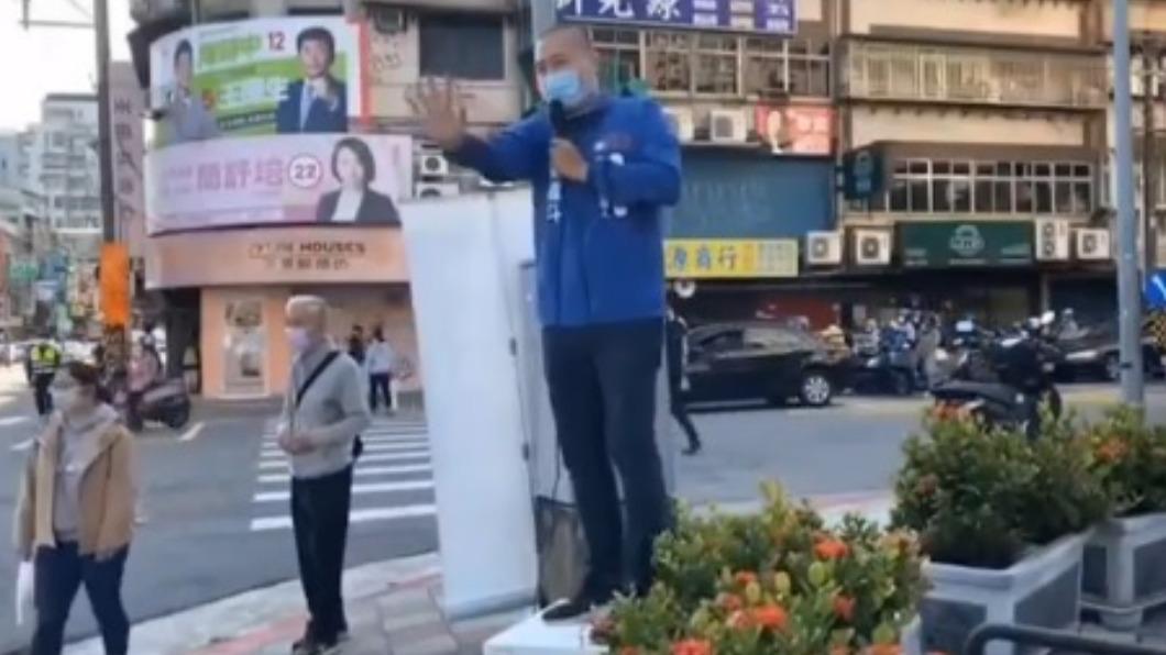 楊植斗在路口拜票。（圖／翻攝自羅智強臉書）