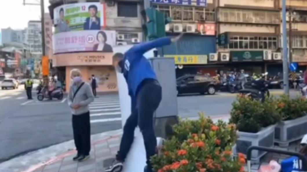 楊植斗不慎從演講台上摔下。(圖/翻攝自羅智強臉書)