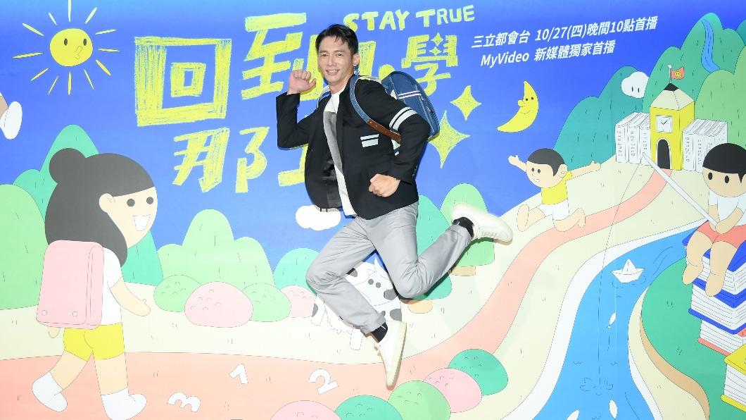 温昇豪活潑地跳起來拍照。（圖／三立提供）