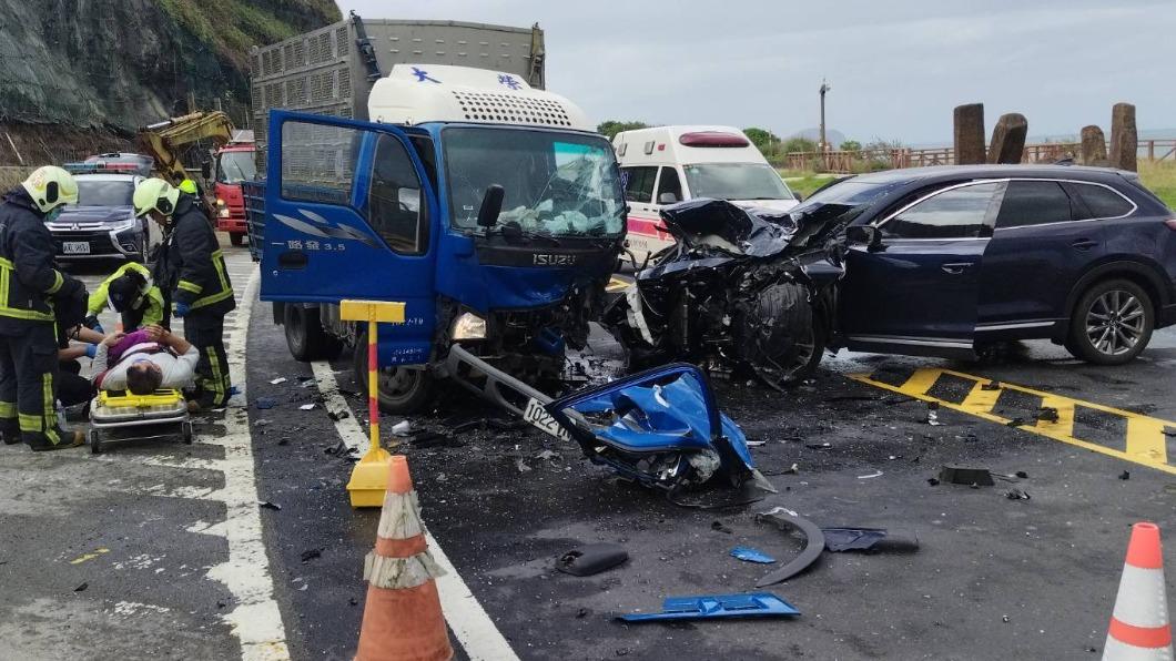 台二線濱海公路運鴿車對撞休旅車　駕駛一度受困